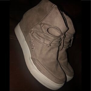 Very G zip up super soft boots ,tan color. Size 8.5